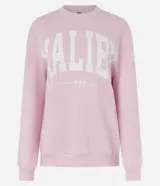 Buzo de algodón y poliéster color rosa claro, con cuello redondo y manga larga. Presenta un estampado grande en el frente con el texto "MALIBU CALIFORNIA BEACH" en letras blancas.
