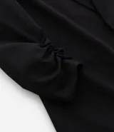 Blazer alargado color marrón, confeccionado en crepé de viscosa, sin cierre y con mangas fruncidas.