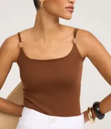 Body femenino color marrón oscuro, ajustado, con escote en U y tirantes dobles finos. Los tirantes tienen un adorno tipo cuenta de carey. El tejido es texturizado.