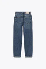 Pantalón de jean negro de corte recto, tiro alto y largo tobillero.