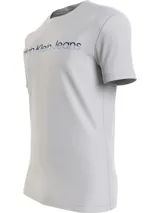 Remera gris de corte slim fit con cuello redondo y logo "Calvin Klein Jeans" estampado en el pecho.