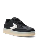 Championes urbanos negros con detalles en blanco y suela color crema.