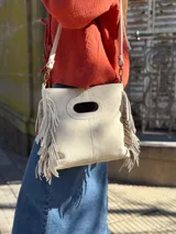 Bandolera color arena, confeccionada 100% en cuero con forro interno de tela.