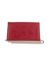 Cartera de mano plateada con textura craquelada y cadena metálica plateada.