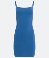 Vestido corto color rosado, de escote recto, con breteles finos y confeccionado en algodón con elastano.