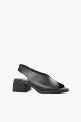 Sandalia negra de cuero con taco medio cuadrado y diseño envolvente.