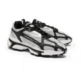 Championes urbanos Lacoste modelo L003 2K24, con capellada de malla gris y detalles en cuero sintético negro y plateado. Suela chunky blanca con detalles en negro. Logo de Lacoste en el lateral.