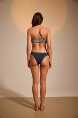 Bombacha vedetina negra con laterales fruncidos.