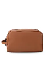 Neceser unisex de símil cuero color camel, con forma rectangular y asa lateral. Presenta un bolsillo frontal con cierre vertical y un compartimento principal con cierre superior.