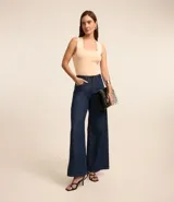 Blusa cropped naranja de punto con escote cuadrado y bretel ancho.