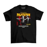 Remera negra con estampado del poster de la película Pulp Fiction.