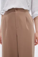Pantalón negro de corte ancho y tiro alto, confeccionado en viscosa.