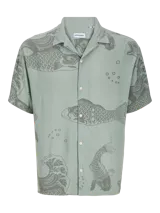 Camisa de viscosa LENZING™ ECOVERO™ color verde con estampado de peces y olas en gris, cuello resort, mangas cortas y corte relajado.