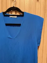 Blusa azul con escote en "v" y manga corta.