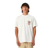 Remera blanca de manga corta con un pequeño estampado gráfico en el pecho que incluye figuras de personas y texto.