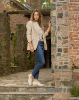 Zapato de cuero color marrón claro con taco de madera de 4cm y elástico en el empeine.