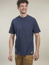 Remera azul marino de algodón con estampado en la espalda de un paisaje con un sol y montañas en tonos celeste, gris y blanco. Tiene la inscripción 'Benson & Thomas' en la parte superior.