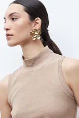 Top sin mangas color tostado melange, de tejido acanalado y cuello alto.