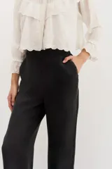 Pantalón sastrero negro de calce recto, con cierre y botón con pretina, bolsillos laterales y trasero.