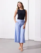 Pantalón crop de lino color celeste, marca Dash, con pretina trasera elastizada y bolsillos inclinados delanteros.