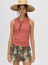 Musculosa crop de algodón, color terracota, con cuello redondo y puños acanalados. Presenta un pequeño logo bordado centrado en el pecho.