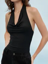 Body negro con escote halter y espalda descubierta.