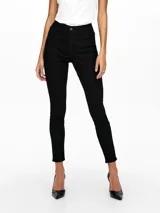 Jean skinny de mujer en denim negro, con tiro alto y corte chupín que realza la silueta femenina.