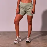 Short deportivo de mujer color verde, con cintura elástica y calza interior ajustada.