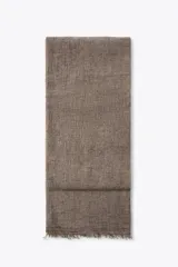 Pañuelo rectangular color marrón topo, confeccionado en tejido rústico con lana y terminaciones deshilachadas.