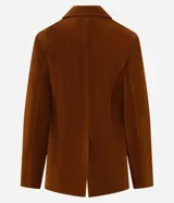 Blazer color marrón de gamuza sintética, con cuello de solapa, cierre frontal con botones y bolsillos delanteros.