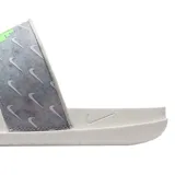 Sandalias Nike de mujer, color blanco con doble tira superior estampada con logos Nike en gris y texto Nike en verde flúor.