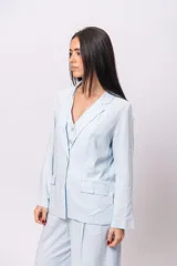 Blazer sastrero celeste de lino con solapas y cierre de un botón.