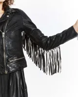 Chaqueta de cuero color marrón con corte entallado, cierre frontal asimétrico con cremallera, cuello con solapas de muesca y flecos decorativos en las mangas.