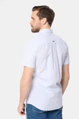 Camisa de hombre a rayas finas color rosa y blanco, de manga corta, con cuello abotonado, bolsillo en el pecho con logo bordado y botones personalizados. Confeccionada 100% en algodón.