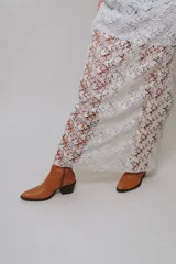 Falda larga de encaje blanco con cintura elastizada.