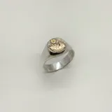 Anillo de plata 925 con aplique de oro 9k con diseño de partera.