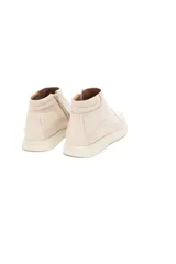 Botín de cuero color blanco aperlado, con diseño slip-on y suela flexible.