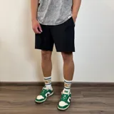 Short negro de algodón con terminación desflecada.