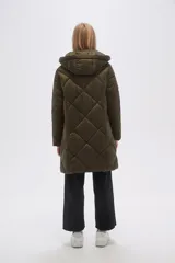 Campera larga color verde militar, acolchada con diseño de rombos, con capucha y cierre frontal con botones a presión.