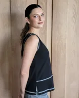 Musculosa blanca con cuello en V y costuras a contratono.