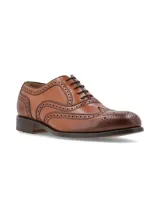 Zapato de vestir acordonado color cognac, estilo wingtip, con detalles de perforaciones y costuras decorativas.