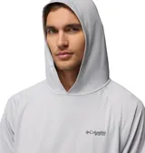 Remera con capucha Columbia PFG Solar Stream Hoodie, color gris claro, de manga larga, con logo de la marca en el pecho y tecnología Omni-Shade™ de flujo de aire de amplio espectro con protección UPF 50 y Omni-Wick™.