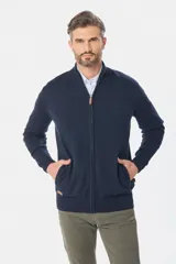 Campera tejida de algodón color azul con cierre frontal y cuello alto.