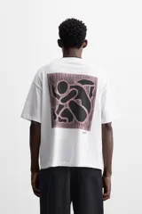 Camiseta blanca de corte relaxed fit, cuello redondo y manga corta. Estampado con textura combinada a contraste en la espalda.