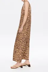 Mono largo de corte recto con estampado animal print en tonos marrón y beige. Tiene escote redondo y tirantes anchos.