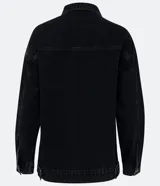 Chaqueta de jean negra, corte alargado, con cuello solapa, manga larga, abotonado frontal, bolsillos delanteros y laterales.