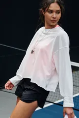 Buzo blanco de algodón de manga larga con cuello redondo.