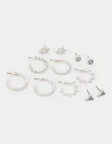 Set de seis pares de aros plateados con pasantes y argollas con diferentes texturas.