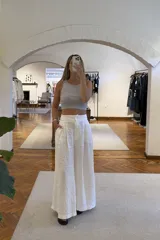 Musculosa corta de punto acanalado color gris.