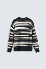 Sweater de punto con cuello redondo y manga larga, con diseño de rayas horizontales en tonos negro, gris y blanco.